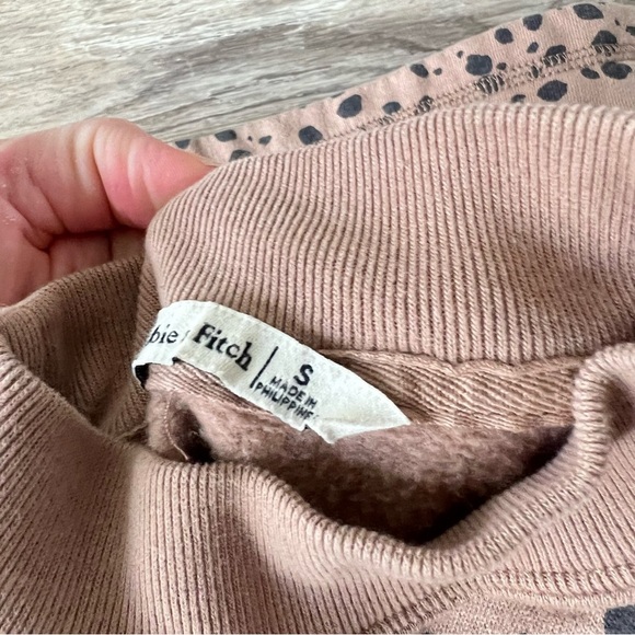 Abercrombie & Fitch Trendy Leopard High Neck Bubble Sleeve Sweatshirt - Picture 9 of 12